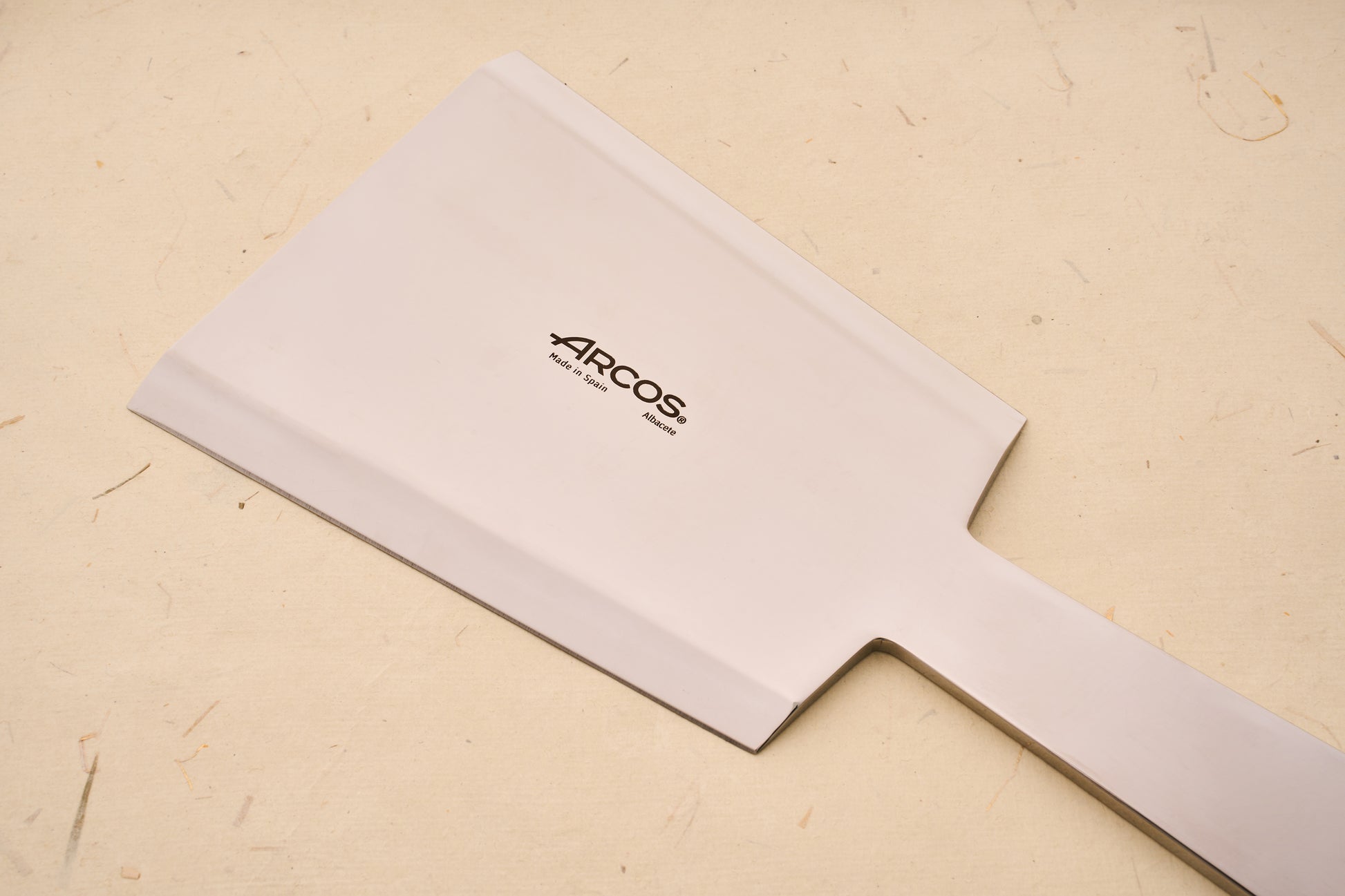 Arcos Meat Tenderizer 140mm, featuring a flat blade with ARCOS, Made in Spain, Albacete stamped, ideal for thinning meat like cutlets and carpaccio.