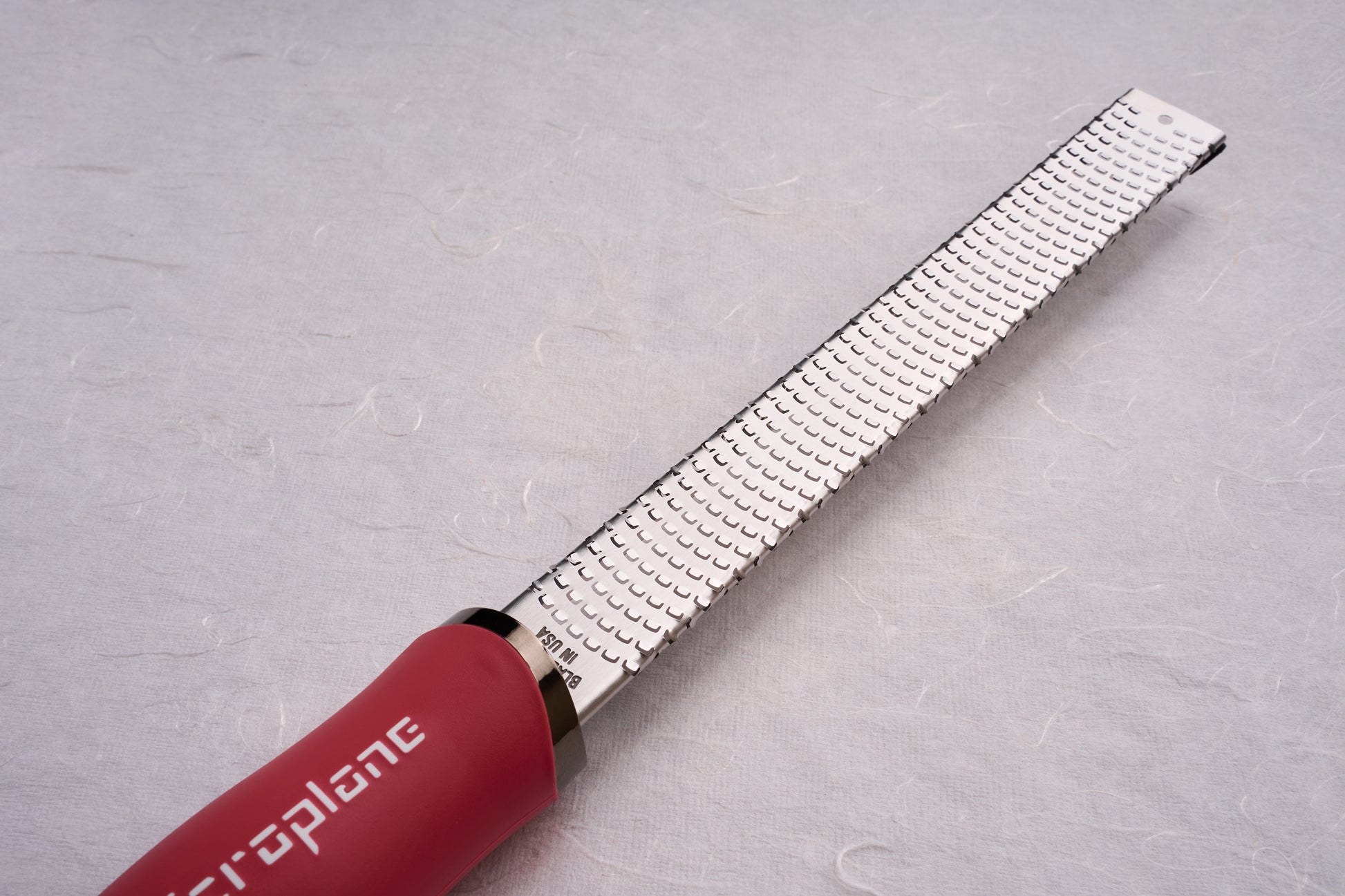 Microplane Premium Classic Zester, featuring a stainless-steel rasp-style surface, excels in precision zesting and grating. Ideal for culinary enthusiasts, this tool complements Knifewear’s selection of premium chef tools.
