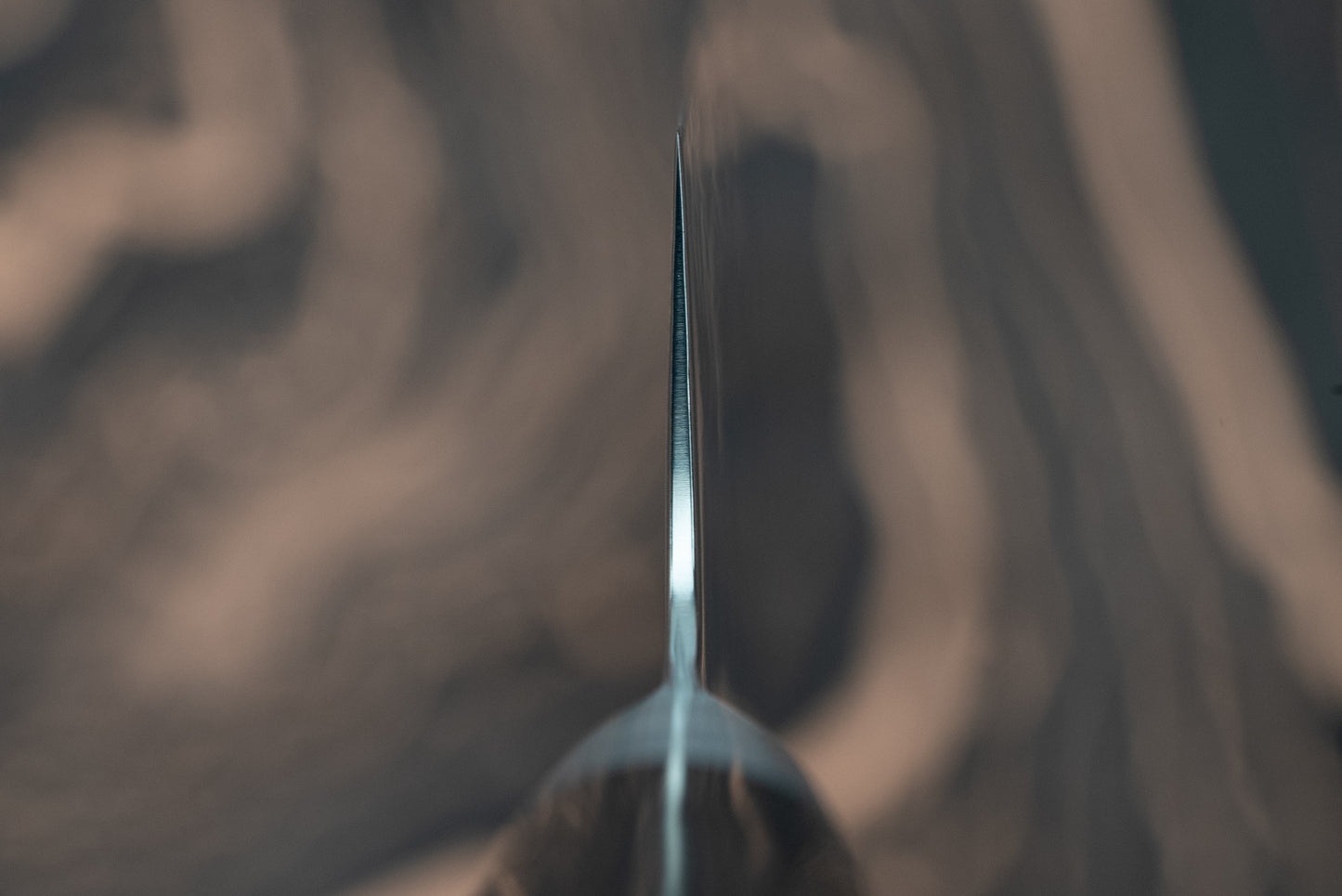 Close-up of the Sakai Takayuki Grand Chef Seigaiha Kengata Sujihiki 250mm knife blade, featuring a razor-sharp edge and distinctive Blue Wave damascus pattern, ideal for precise slicing and carving.