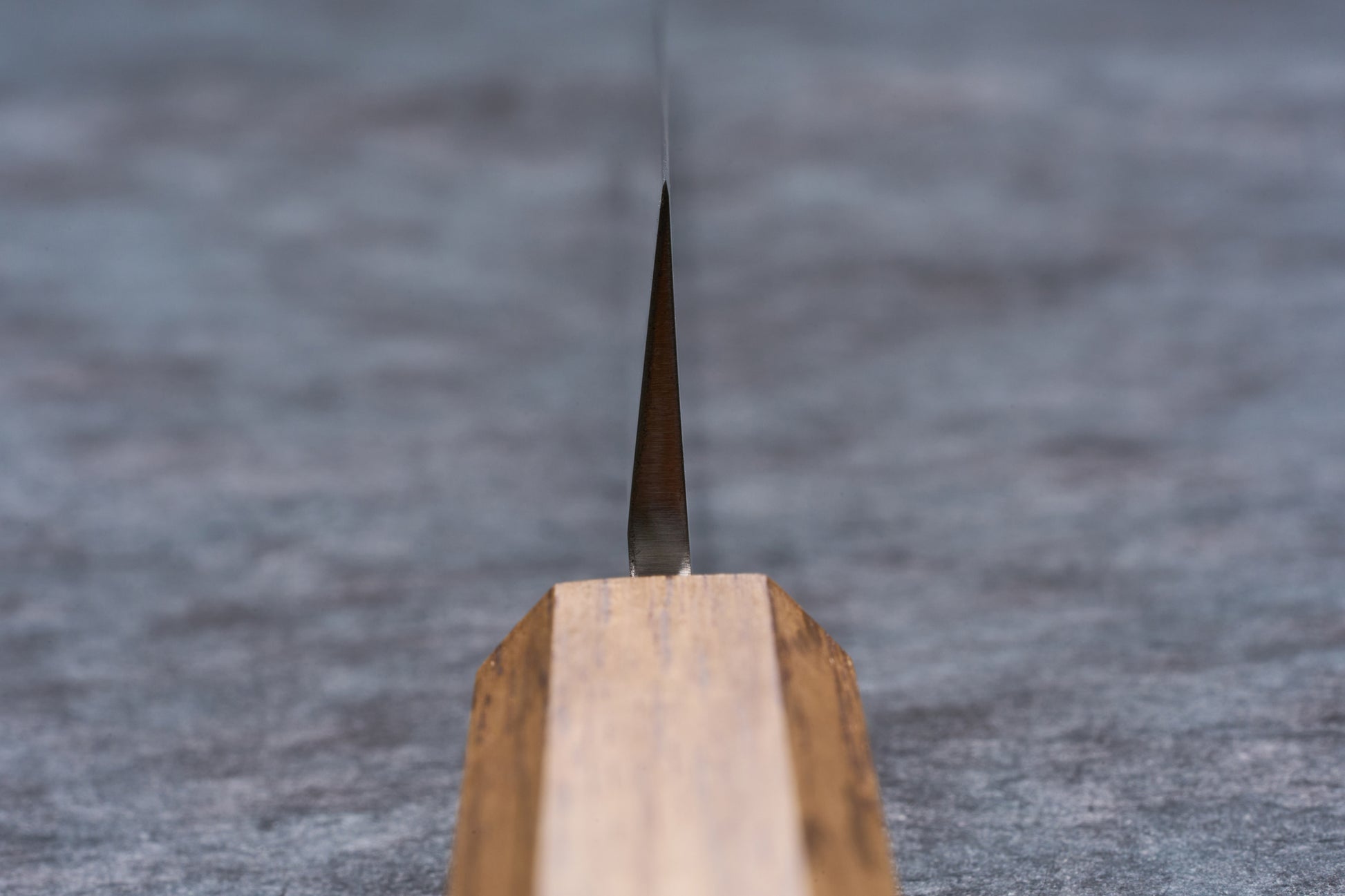 Tsunehisa AUS8 Sanjukyu 参拾玖 Migaki Yanagiba 240mm T-03918 blade edge-on, showcasing its precise, thin craftsmanship ideal for slicing sashimi.