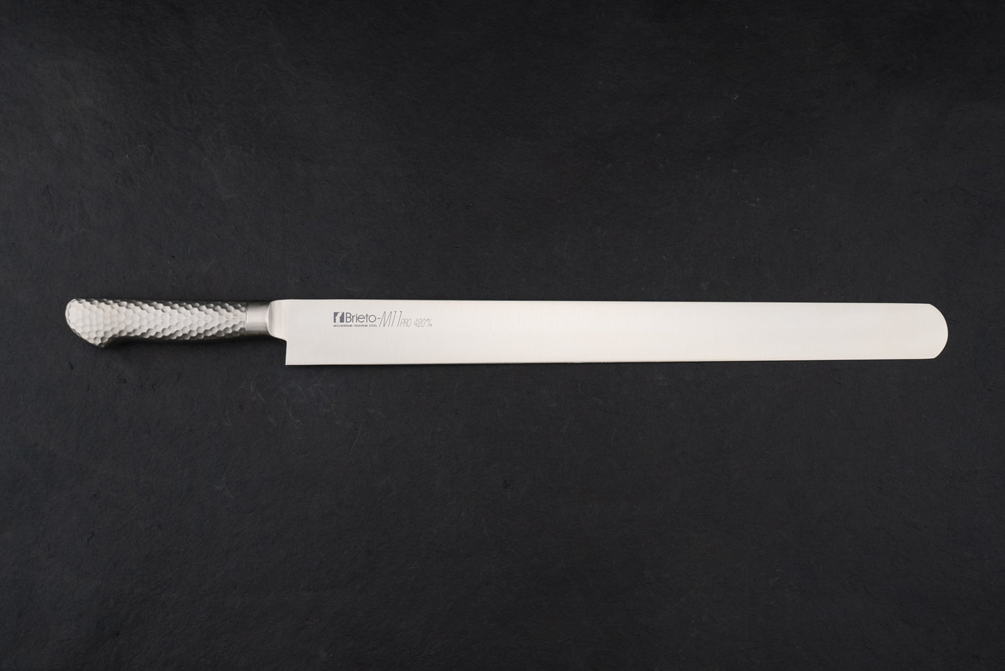 Brieto Pro Castella Cake & Brisket Knife 420mm M1141 featuring an extra-long, straight-edged blade with rounded tip, and a hammered-steel handle, stamped with “Brieto M1 Pro 420%” for premium quality.